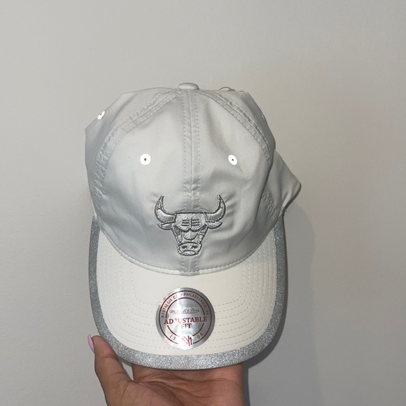 Brand New Bulls Mitchell & Ness Hat. - Picture 1 of 4
